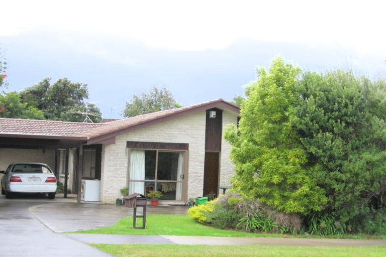 Photo of property in 2/32 Booralee Avenue, Botany Downs, Auckland, 2010