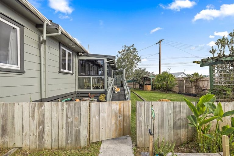 Photo of property in 2 Rere Place, Parakai, 0830