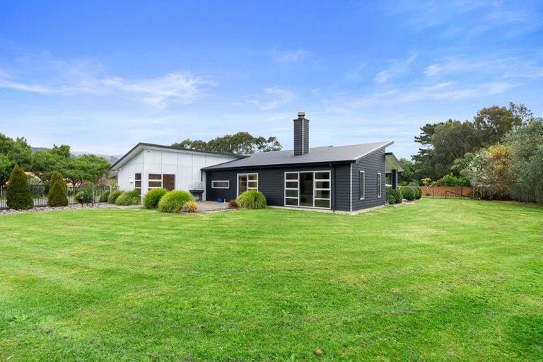 Photo of property in 51 Waikawa Beach Road, Manakau, Levin, 5573