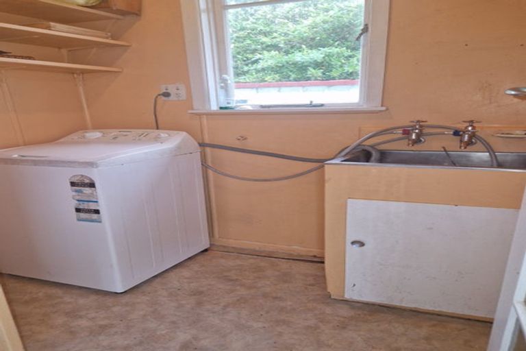 Photo of property in 7 Balmain Street, Newlands, Wellington, 6037