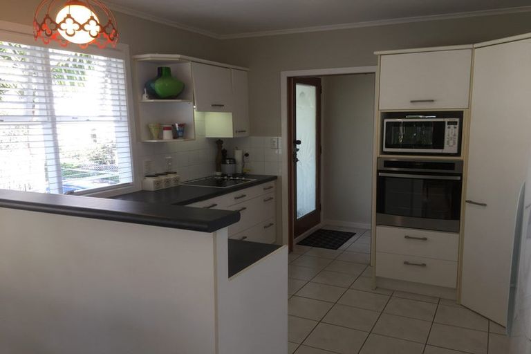 Photo of property in 1/1 Sylvan Park Avenue, Milford, Auckland, 0620