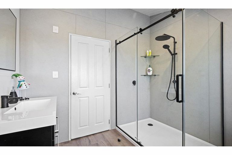 Photo of property in 42 Codlin Road, Waiuku, 2683