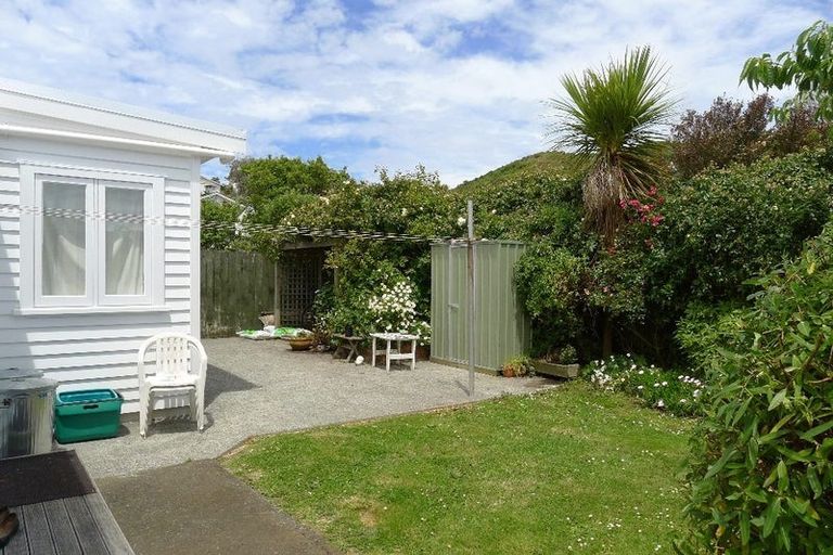 Photo of property in 24 Waikato Street, Island Bay, Wellington, 6023