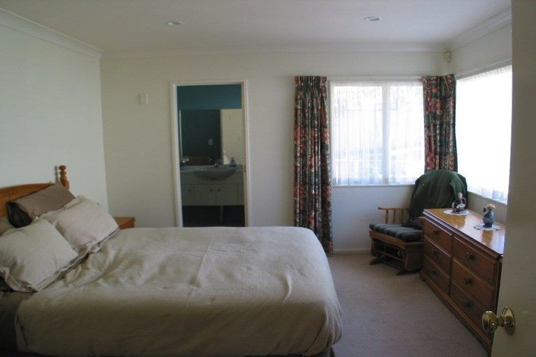 Photo of property in 36 Tyrico Close, Unsworth Heights, Auckland, 0632