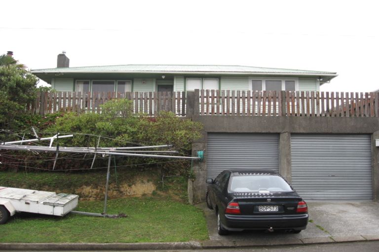 Photo of property in 9 Balmain Street, Newlands, Wellington, 6037