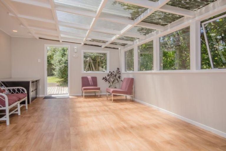 Photo of property in 3 Thuja Street, Green Bay, Auckland, 0604