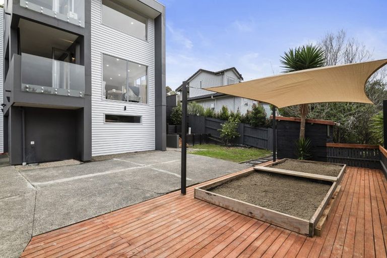 Photo of property in 14 Ilam Lane, Fairview Heights, Auckland, 0632