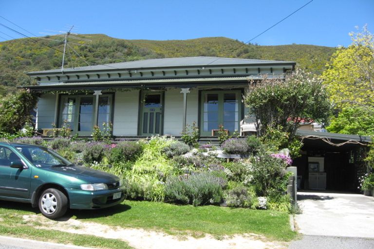 Photo of property in 42 South Terrace, Picton, 7220