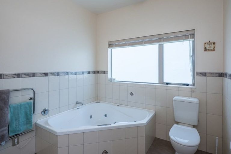 Photo of property in 61 Quadrant Heights, Paraparaumu, 5032