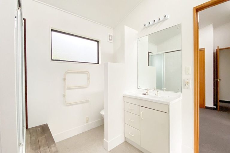 Photo of property in 16 Opanuku Road, Henderson Valley, Auckland, 0612