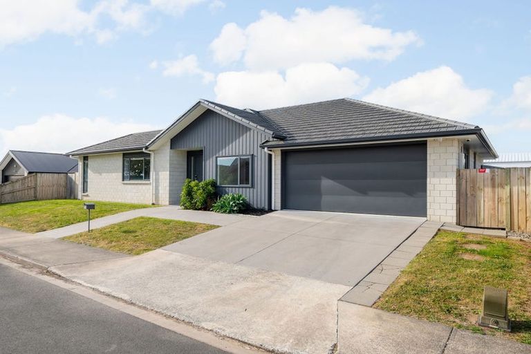 Photo of property in 8 Faber Place, Rototuna North, Hamilton, 3210