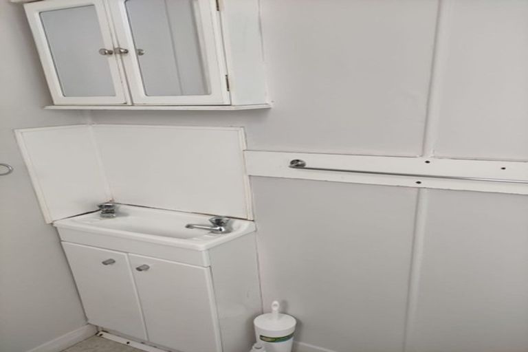 Photo of property in 2/4 Wainui Road, Waiwhetu, Lower Hutt, 5010