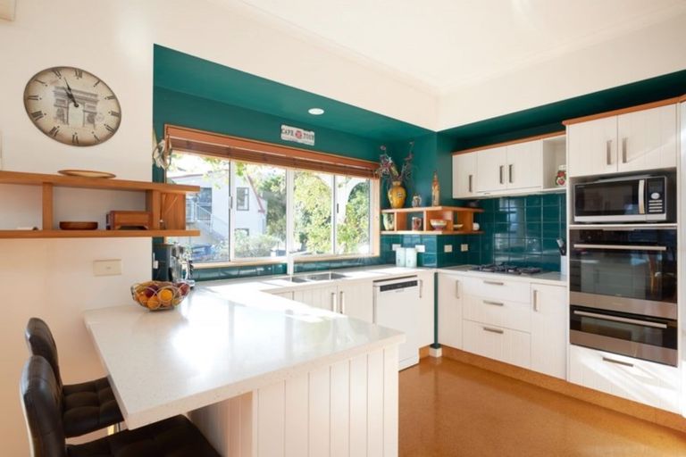Photo of property in 23 Denholm Road, Hospital Hill, Napier, 4110