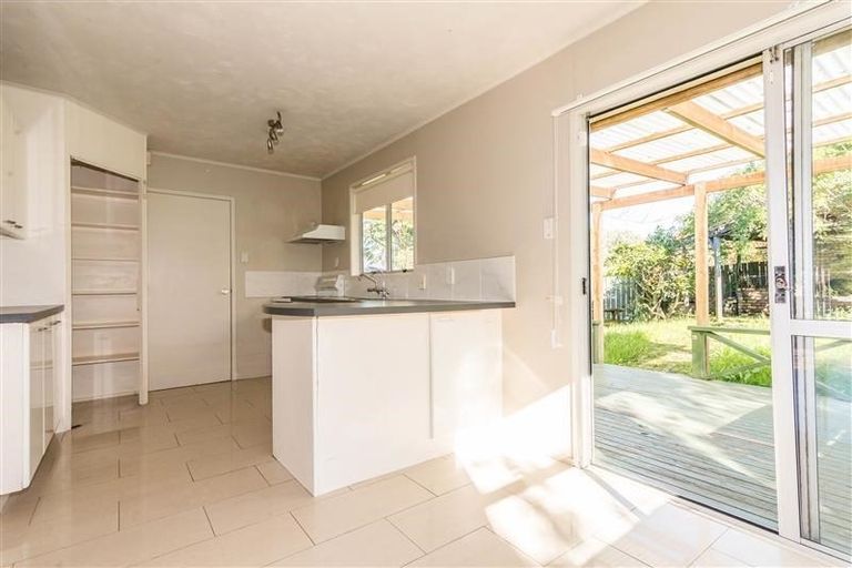 Photo of property in 49 Donovan Avenue, Massey, Auckland, 0614