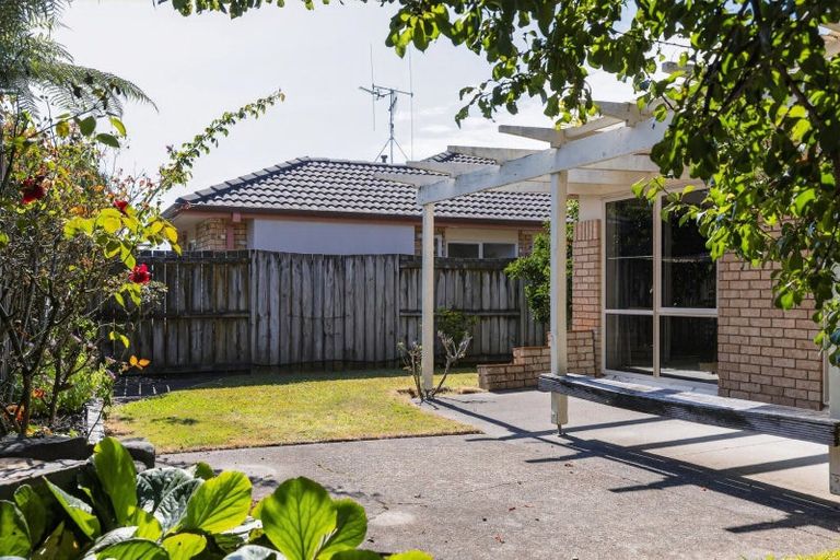 Photo of property in 4 Mcleod Place, Papamoa Beach, Papamoa, 3118