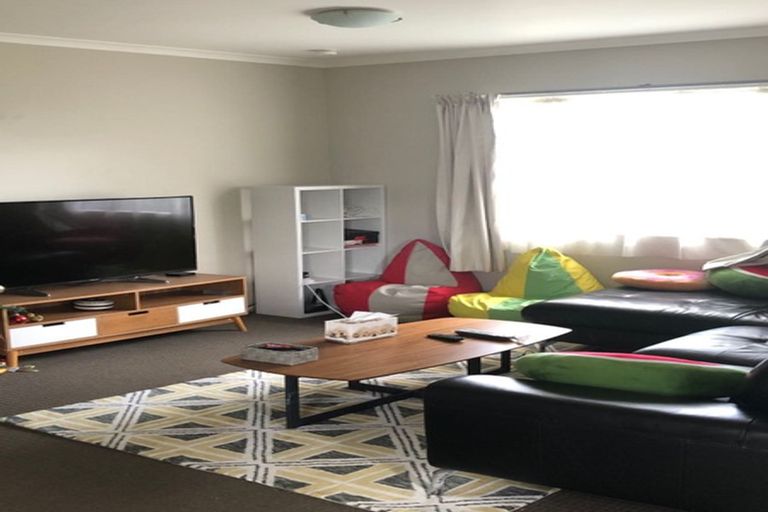 Photo of property in 1 Rixon Place, Te Atatu Peninsula, Auckland, 0610