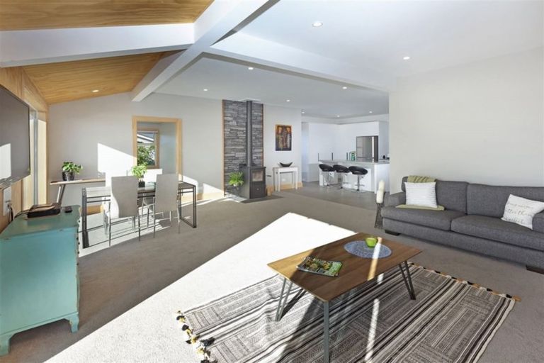 Photo of property in 32 The Brae, Mount Pleasant, Christchurch, 8081