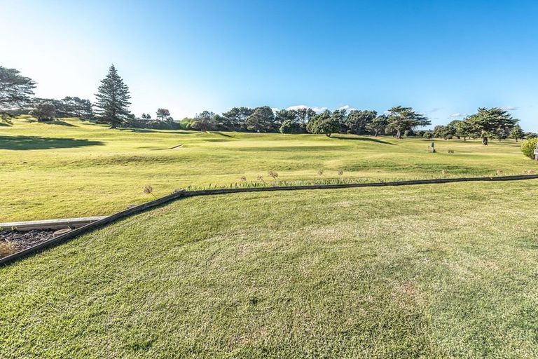 Photo of property in 21 Golf Vue Place, Castlecliff, Whanganui, 4501