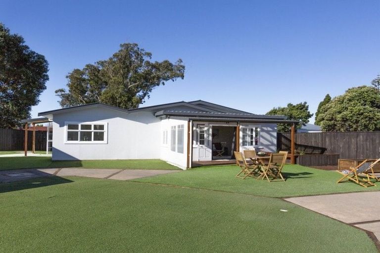 Photo of property in 17 Bluegum Road, Paraparaumu Beach, Paraparaumu, 5032