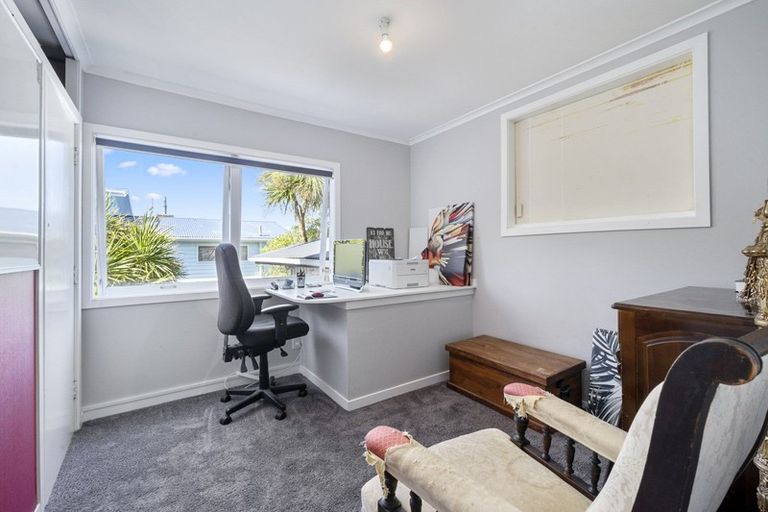 Photo of property in 9 Salford Street, Newlands, Wellington, 6037