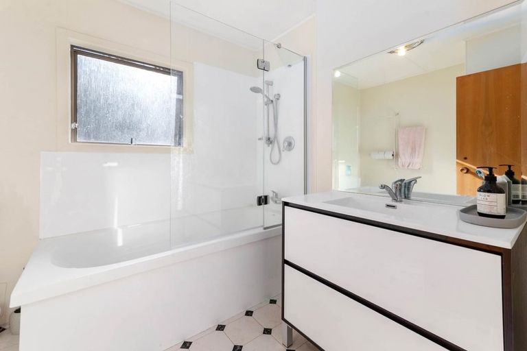 Photo of property in 17 Mountain Road, Western Heights, Rotorua, 3015