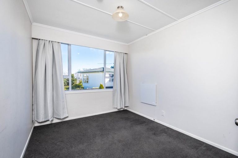 Photo of property in 27 Brooker Grove, Newlands, Wellington, 6037