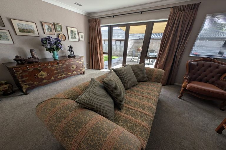 Photo of property in 10 Woodview Rise, Botany Downs, Auckland, 2010