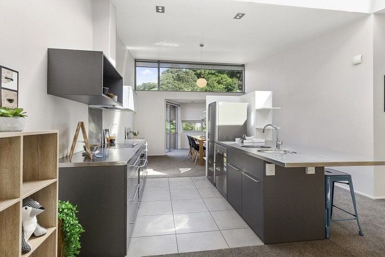 Photo of property in 2/2 Onslow Road, Khandallah, Wellington, 6035