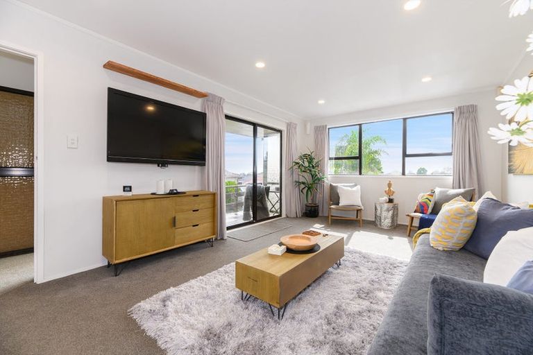 Photo of property in 17 Foyle Place, Glendene, Auckland, 0602