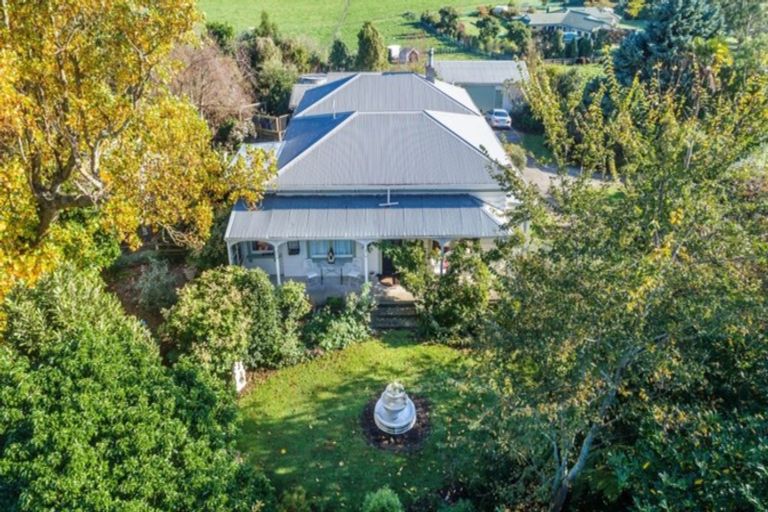 Photo of property in 326 Heatherlea Road East, Levin, 5571