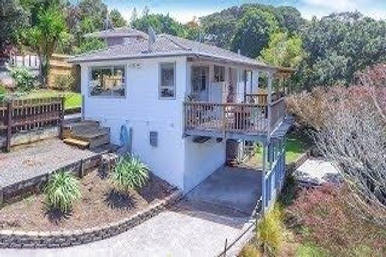 Photo of property in 11 Wanita Place, Totara Vale, Auckland, 0629