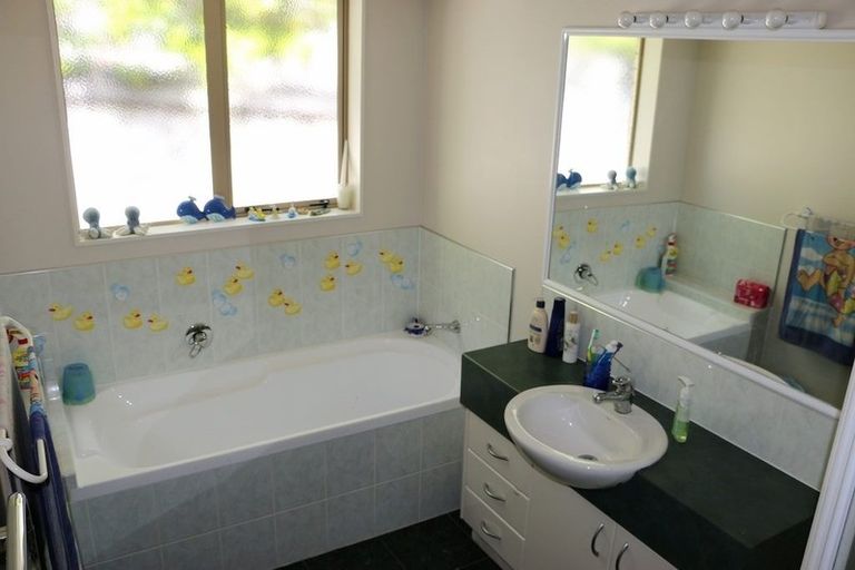 Photo of property in 28 Black Teal Close, Unsworth Heights, Auckland, 0632
