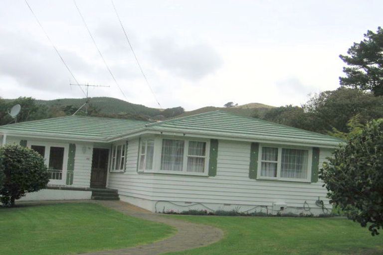 Photo of property in 40 Ranui Terrace, Tawa, Wellington, 5028