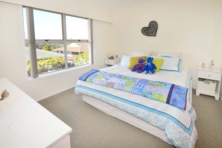 Photo of property in 1/48 Ravenwood Drive, Forrest Hill, Auckland, 0620