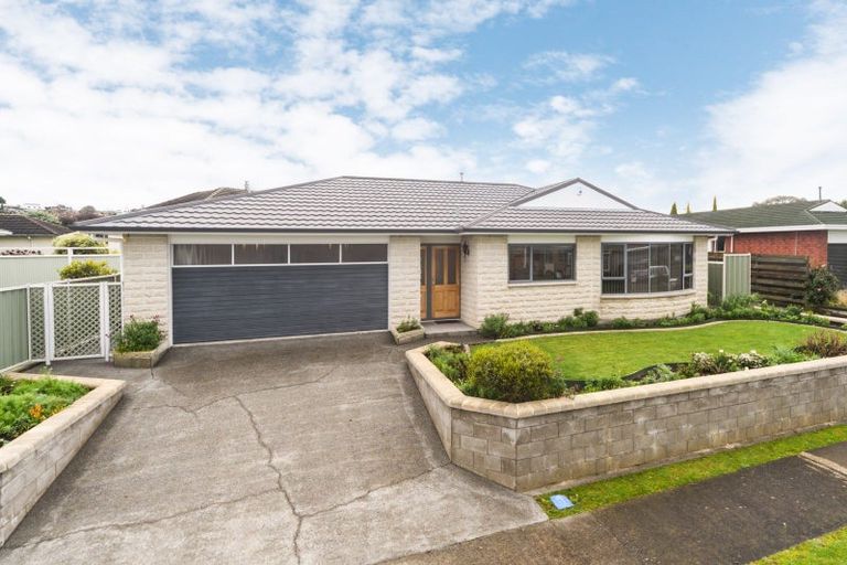 Photo of property in 28 Cedar Crescent, Feilding, 4702