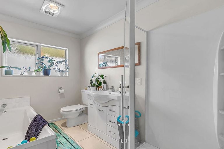 Photo of property in 10 Moonraker Place, Whitby, Porirua, 5024