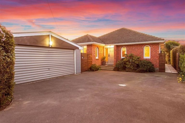 Photo of property in 28 Aorangi Road, Bryndwr, Christchurch, 8053