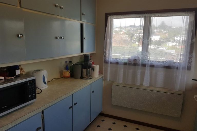 Photo of property in 2/22 Mannering Place, Hillcrest, Auckland, 0627