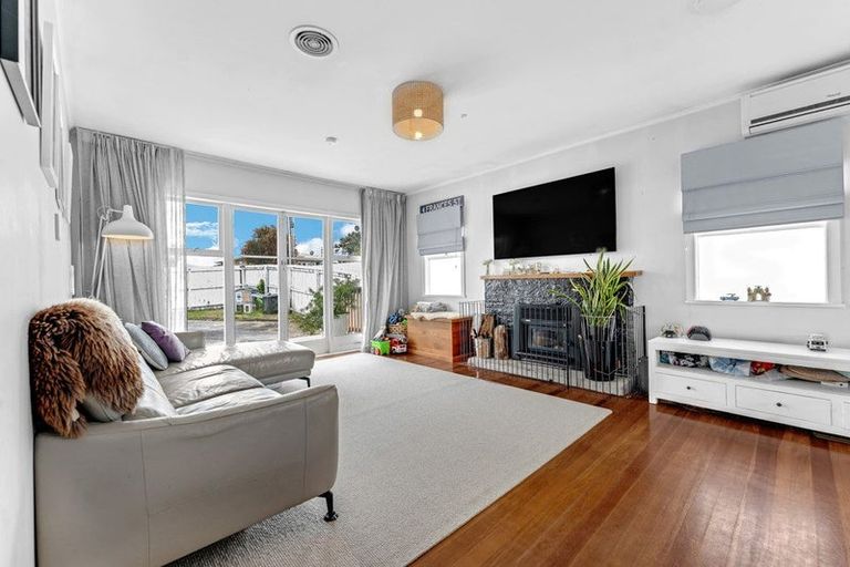 Photo of property in 20 Sylvan Crescent, Te Atatu South, Auckland, 0610