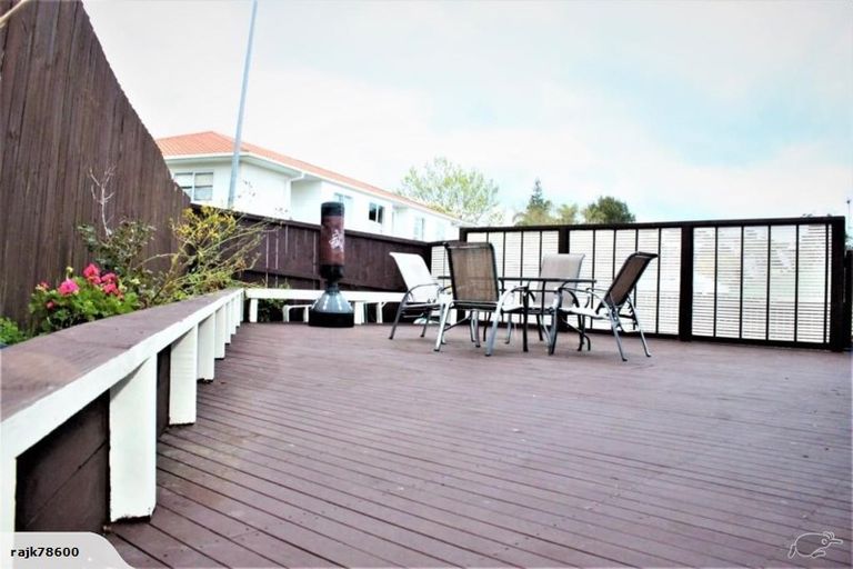 Photo of property in 1/49 Sungrove Rise, Sunnyvale, Auckland, 0612