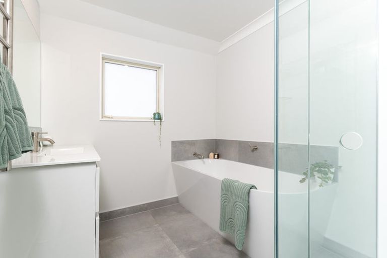 Photo of property in 51 Erlestoke Crescent, Churton Park, Wellington, 6037