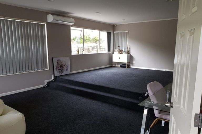 Photo of property in 3 Taroka Close, Pinehill, Auckland, 0632