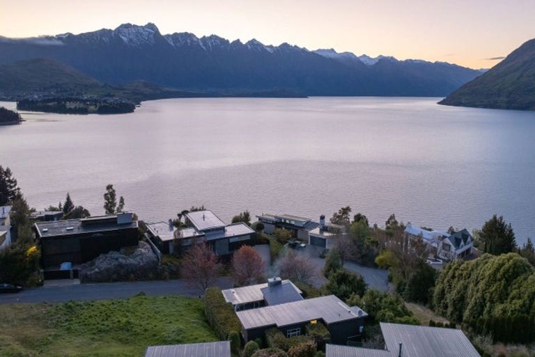 Photo of property in 6 Whitbourn Place, Fernhill, Queenstown, 9300