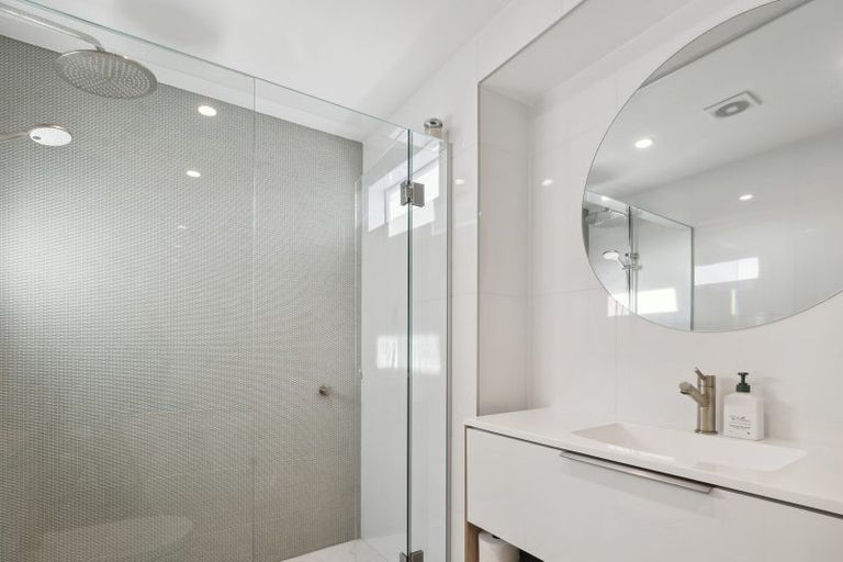 Photo of property in 570 Glenfield Road, Bayview, Auckland, 0629