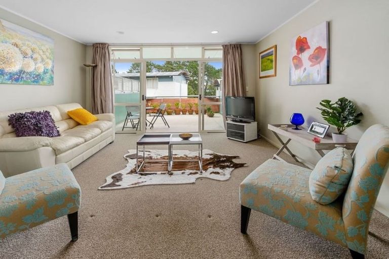 Photo of property in 2b/20 Ian Marwick Place, Birkenhead, Auckland, 0626