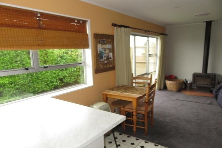 Photo of property in 27b Chetwode Grove, Newlands, Wellington, 6037