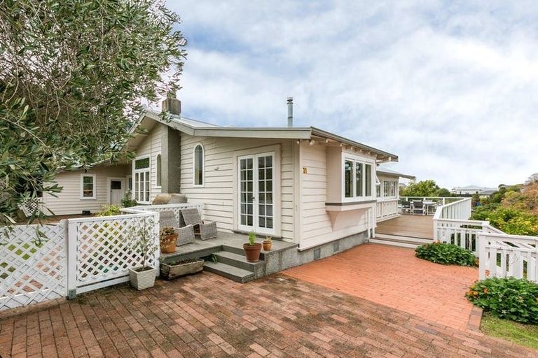 Photo of property in 21 Cobden Road, Bluff Hill, Napier, 4110