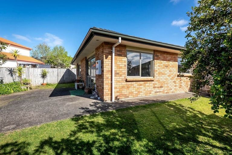 Photo of property in 2/106 Triangle Road, Massey, Auckland, 0614