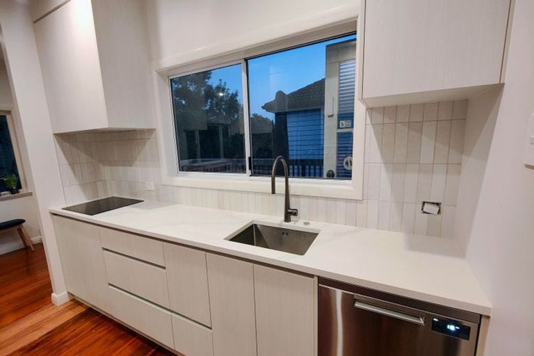 Photo of property in 1/63 Pupuke Road, Birkenhead, Auckland, 0627