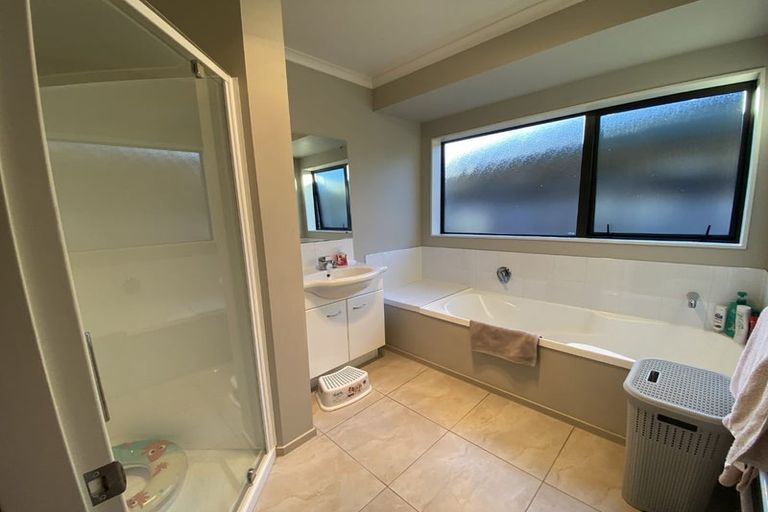 Photo of property in 13 Aragon Grove, Kingsley Heights, Upper Hutt, 5018